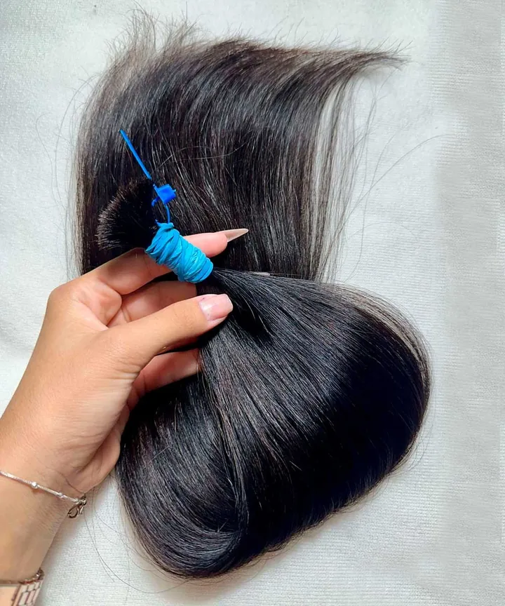 Cabelo brasileiro liso de 50 cm na mão