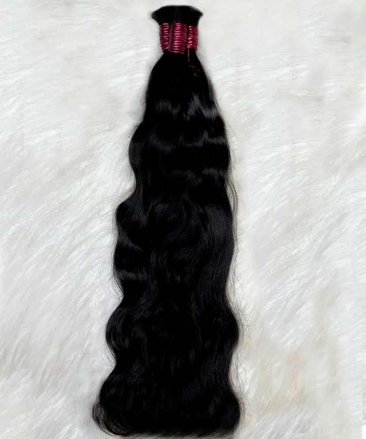 Cabelo indiano ondulado natural de 65 cm sobre fundo branco