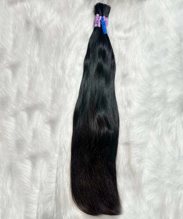 Cabelo humano liso e escuro de 75 cm sobre fundo branco